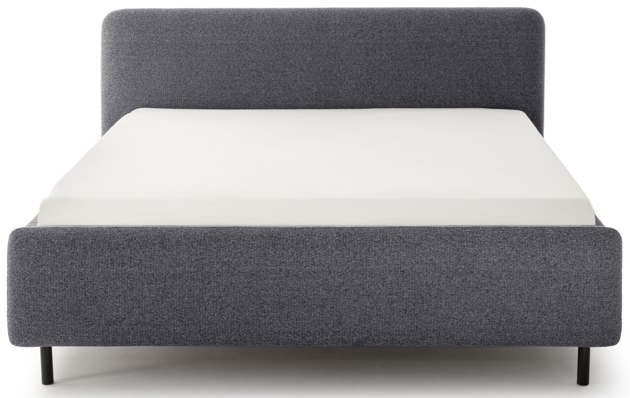 Frontale Ansicht eines grauen Polsterbetts mit schlichtem Design und schwarzem Gestell.