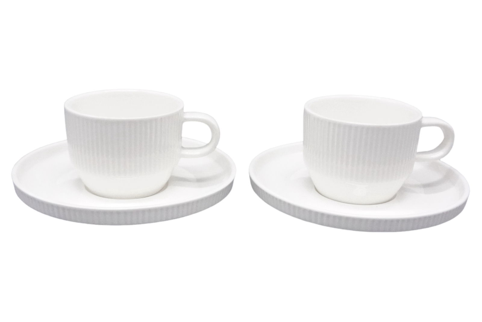 Zwei weiße Espressotassen mit Untertassen aus Porzellan, seitliche Perspektive