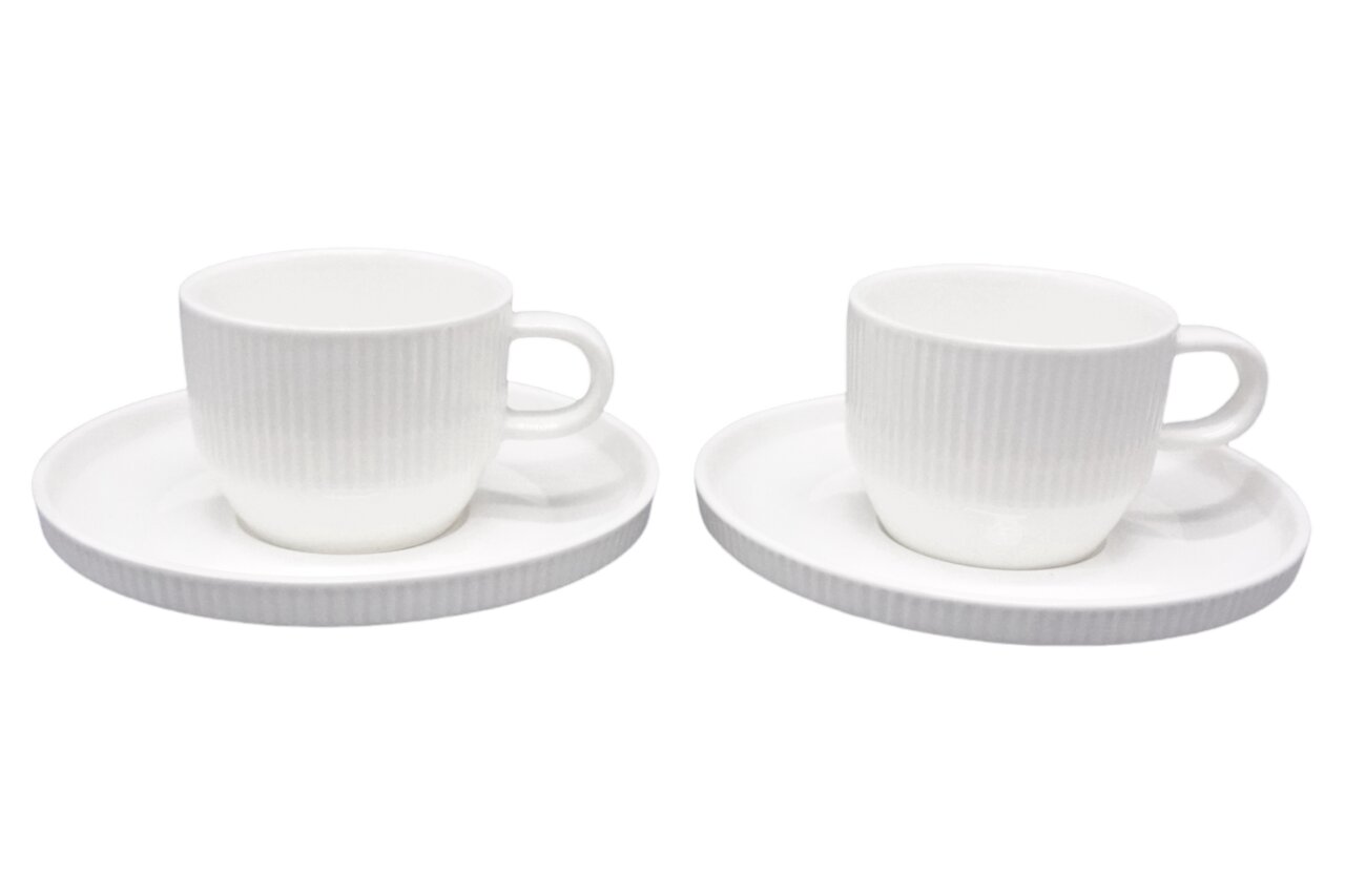 Zwei weiße Espressotassen mit Untertassen aus Porzellan, seitliche Perspektive
