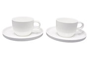 Zwei weiße Espressotassen mit Untertassen aus Porzellan, seitliche Perspektive