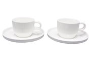 Zwei weiße Espressotassen mit Untertassen aus Porzellan, seitliche Perspektive