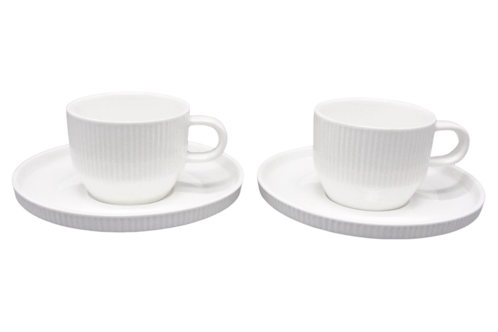 Zwei weiße Espressotassen mit Untertassen aus Porzellan, seitliche Perspektive