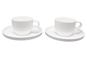 Twee witte espressokopjes met schoteltjes van porselein, zijaanzicht