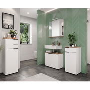 Moderner Badezimmerspiegel mit Holzrahmen, frontal betrachtet, über einem Waschbecken montiert, umgeben von grünen Fliesen.