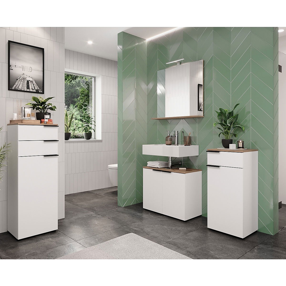 Moderner Badezimmerspiegel mit Holzrahmen, frontal betrachtet, über einem Waschbecken montiert, umgeben von grünen Fliesen.