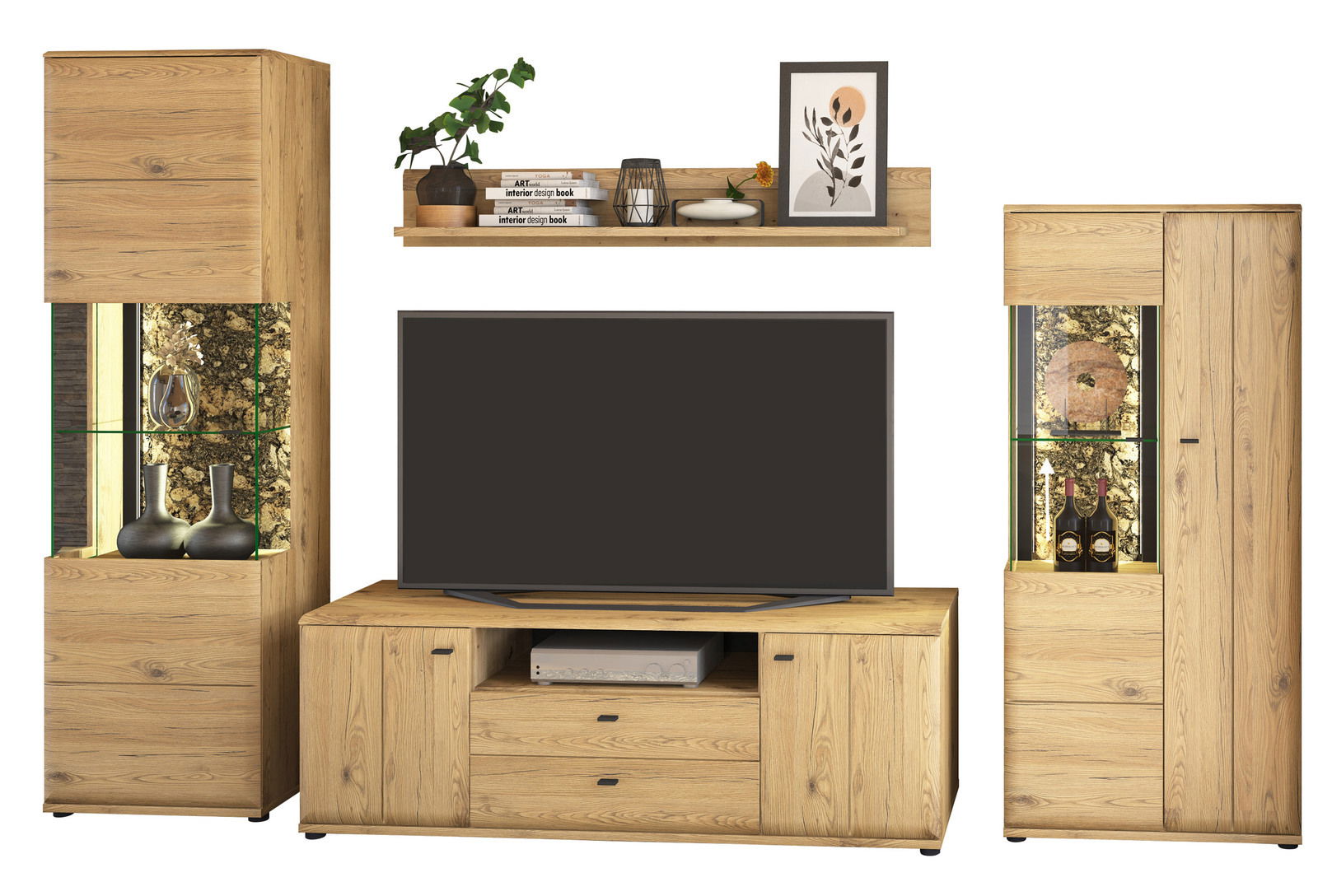 Cantus Wandkombination CALMERA Frontale Ansicht einer modernen Wandkombination aus Holz mit zwei Vitrinen, einem TV-Schrank und einem Wandregal, dekoriert mit Büchern, Pflanzen und Kunstobjekten.