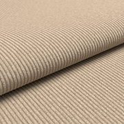 Nahaufnahme aus schräger Perspektive: beige gerippter Cordstoff als Stoffbahn, teilweise aufgerollt, mit deutlich sichtbarer Struktur