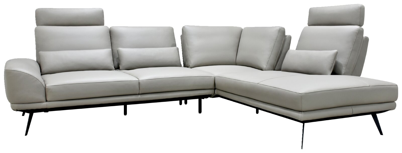 Lichtgrijze moderne hoekbank met chaise longue, verstelbare hoofdsteunen, lendekussens en zwarte metalen poten, gezien schuin van voren.