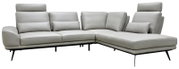 Lichtgrijze moderne hoekbank met chaise longue, verstelbare hoofdsteunen, lendekussens en zwarte metalen poten, gezien schuin van voren.