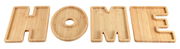 Servierbretter aus Bambus in Form der Buchstaben H, O, M, E, von oben betrachtet.