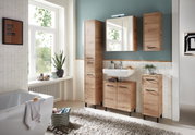 Modernes Badezimmer mit Holzschränken und Waschbecken, seitliche Perspektive