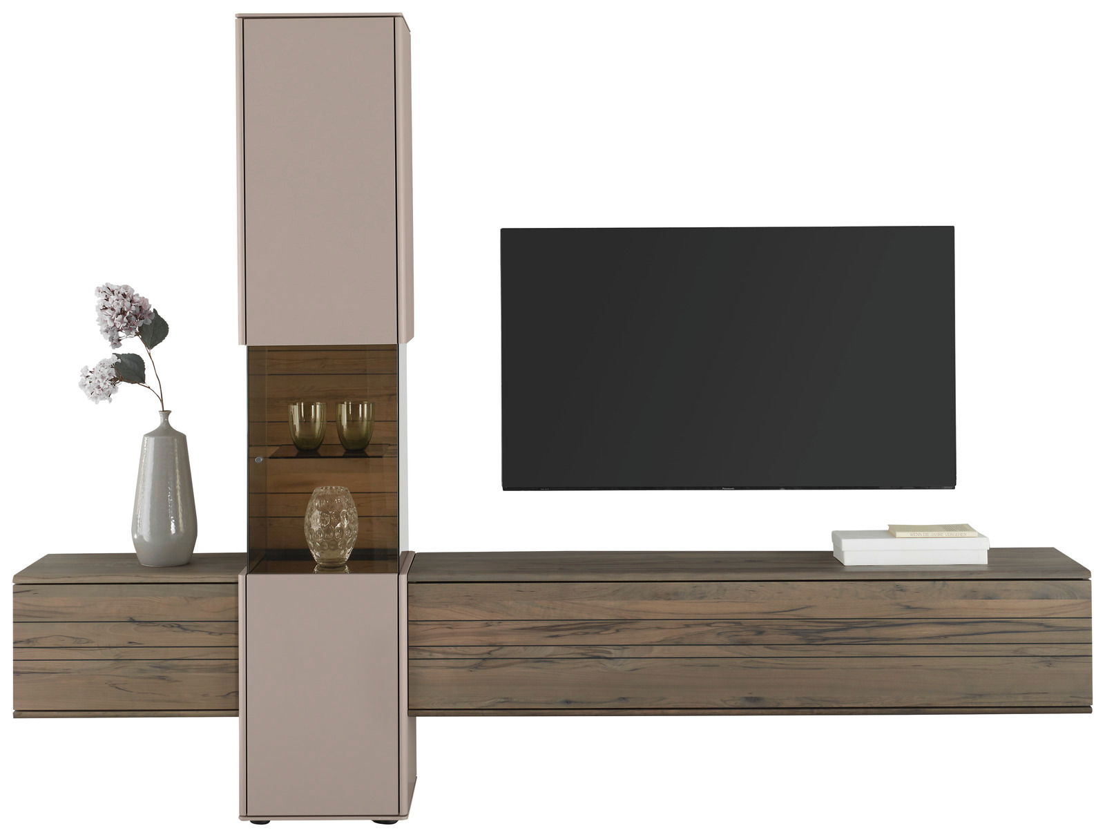 Moderne Wandkombination mit Holz- und Glaselementen, seitliche Perspektive, dekoriert mit Vase und Gläsern.