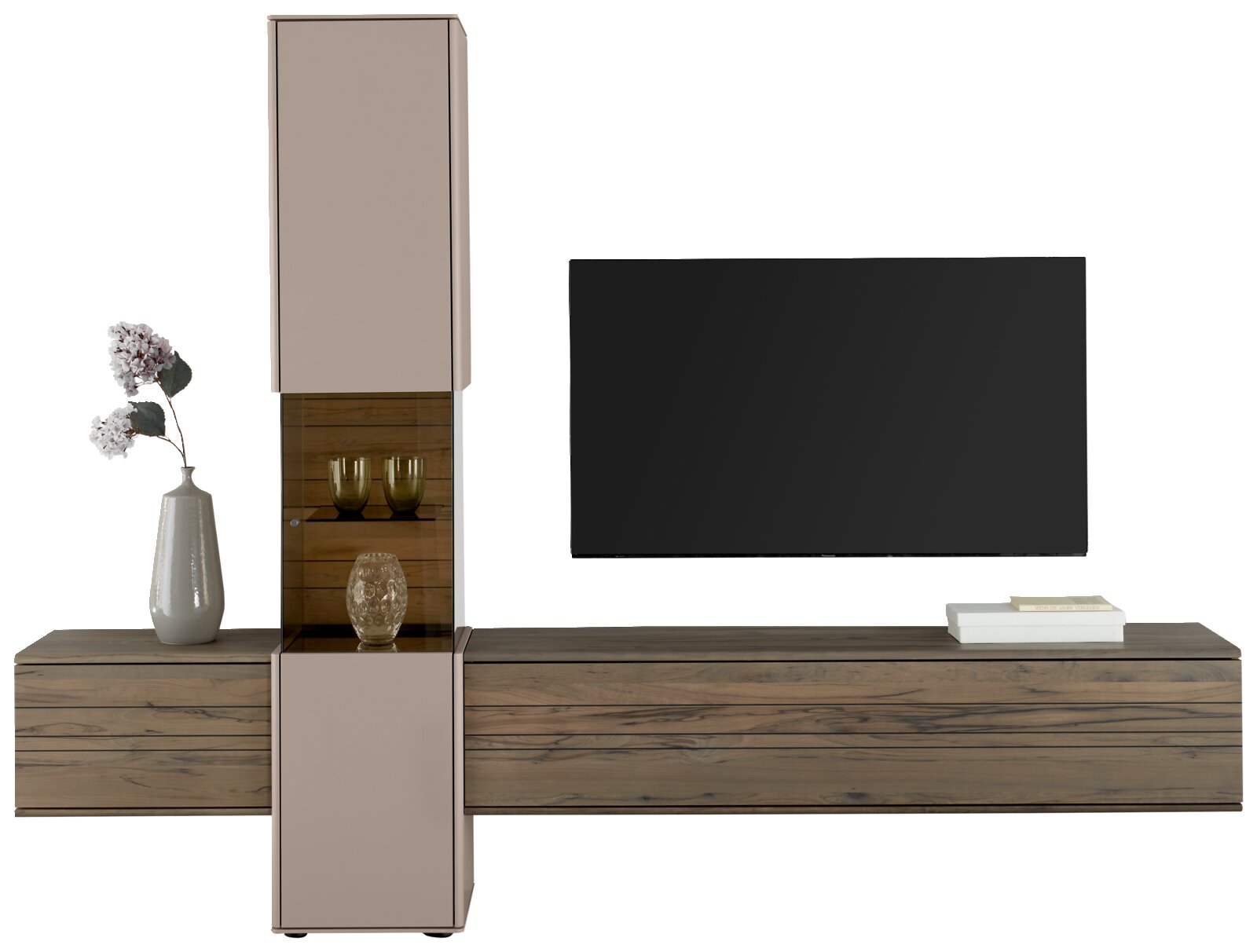 Moderne wandcombinatie met houten en glazen elementen, zijaanzicht, versierd met een vaas en glazen.