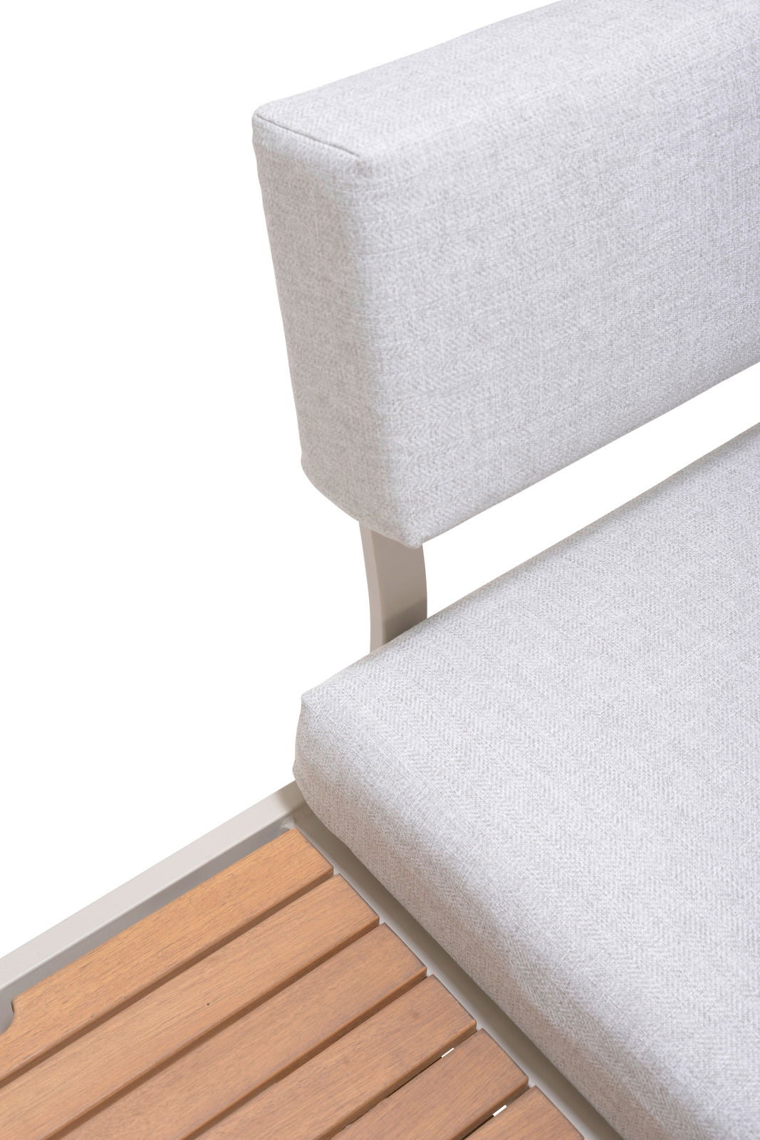 Detailansicht einer Lounge-Kombination mit hellgrauem Stoffbezug und Holzlatten, seitliche Perspektive.