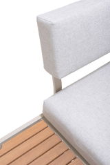 Detailansicht einer Lounge-Kombination mit hellgrauem Stoffbezug und Holzlatten, seitliche Perspektive.