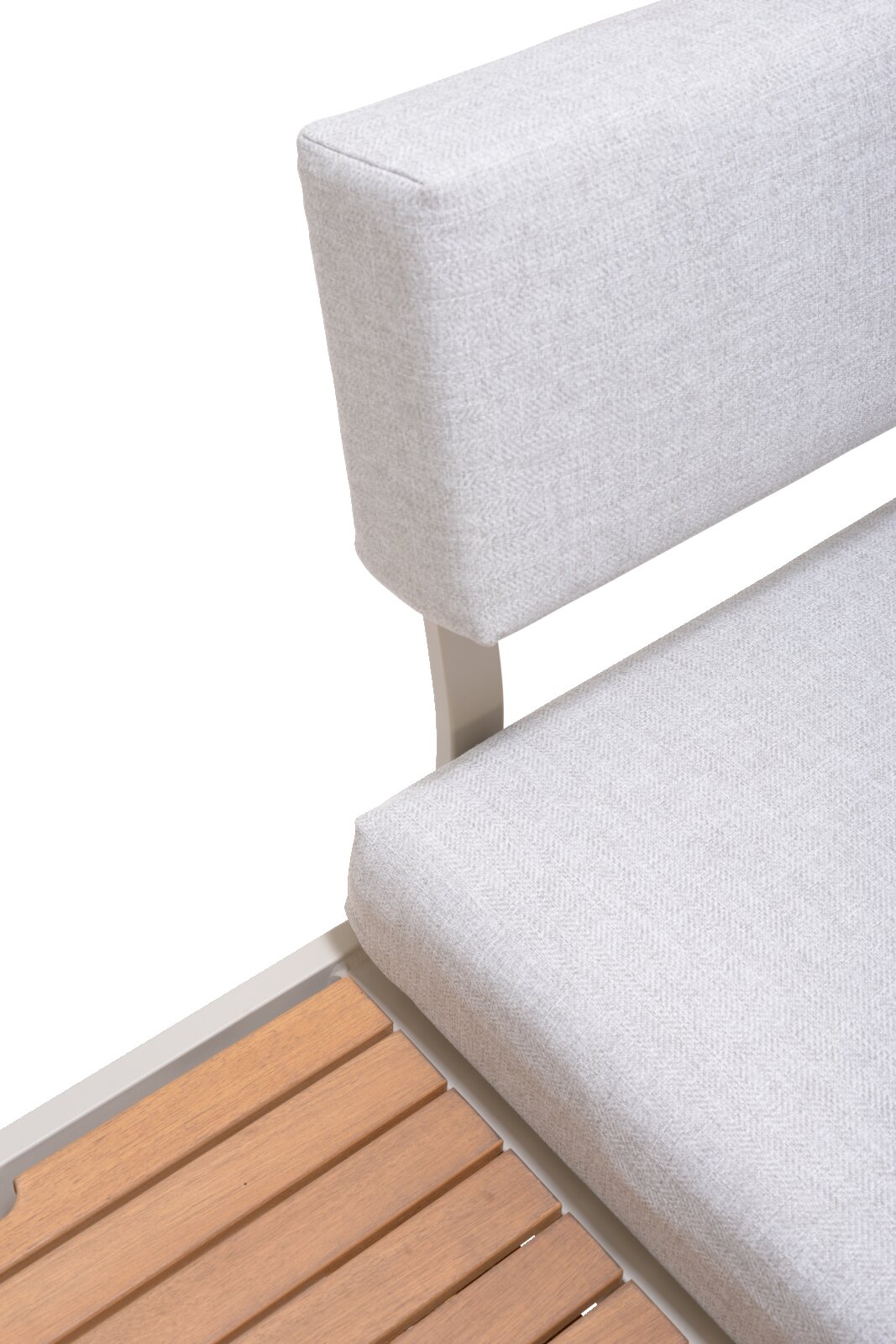 Detailansicht einer Lounge-Kombination mit hellgrauem Stoffbezug und Holzlatten, seitliche Perspektive.