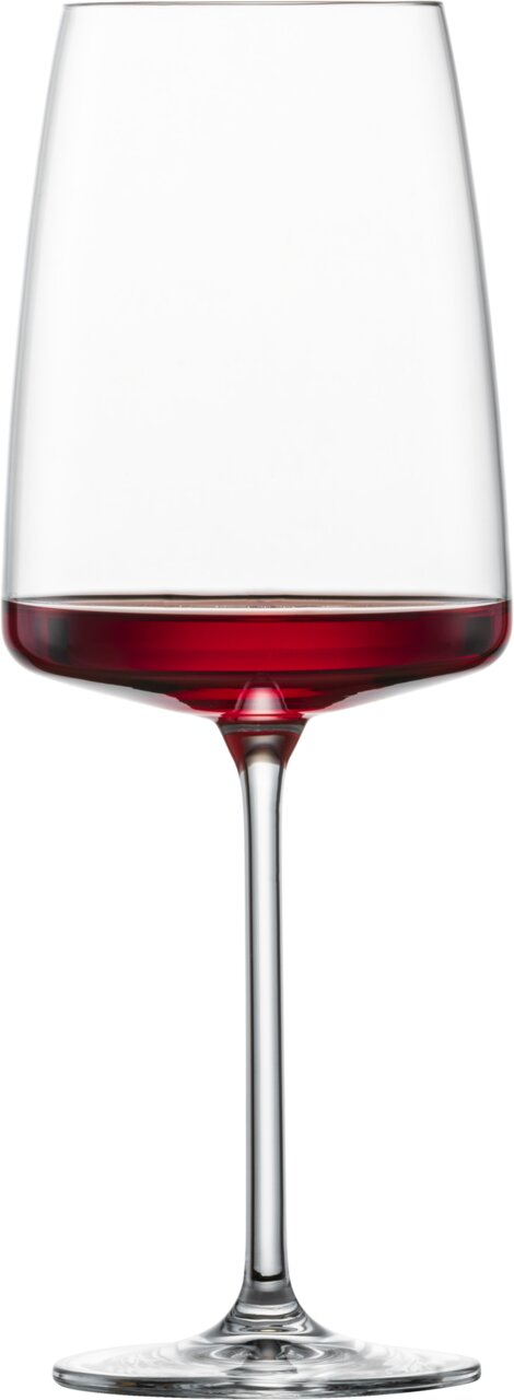 Weinglas mit rotem Wein, frontal fotografiert