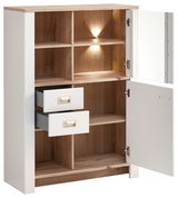Weißes Highboard mit Holzelementen, zwei offenen Schubladen und zwei offenen Türen, beleuchtet von oben, Perspektive von vorne