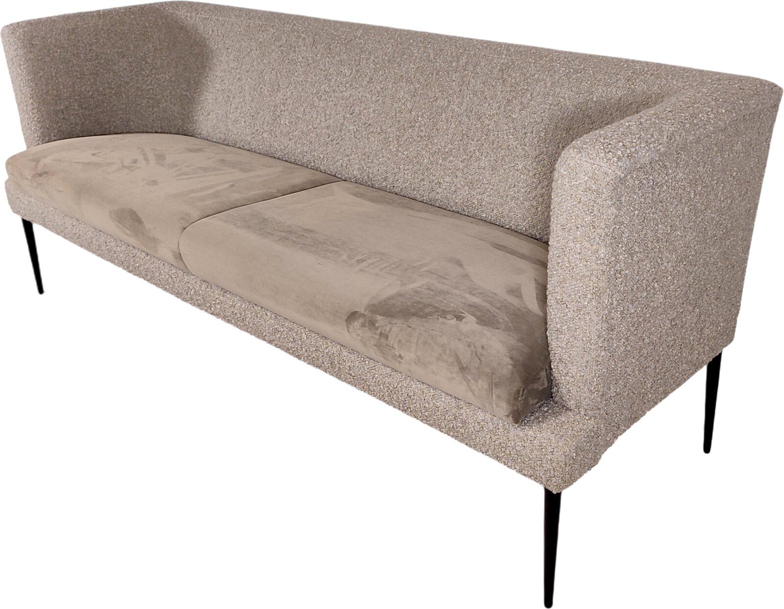 Beiges 3-Sitzer-Designer-Sofa mit strukturierter Bouclé-Optik, zwei Sitzkissen und schwarzen Metallbeinen, freigestellt vor weißem Hintergrund, Ansicht schräg von vorn rechts.