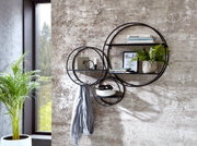 Frontale Ansicht eines modernen Wandregals aus schwarzem Metall mit drei runden Rahmen und Ablagen, dekoriert mit Büchern, Bild, Pflanze und Accessoires vor einer Betonoptik-Wand