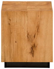 Massiver Holzblock-Beistelltisch/Hocker mit natürlicher Maserung und Rissen auf schwarzem Sockel, frontal in leichter Aufsicht freigestellt auf weißem Hintergrund