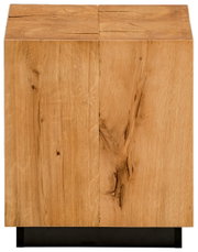 Massiver Holzblock-Beistelltisch/Hocker mit natürlicher Maserung und Rissen auf schwarzem Sockel, frontal in leichter Aufsicht freigestellt auf weißem Hintergrund