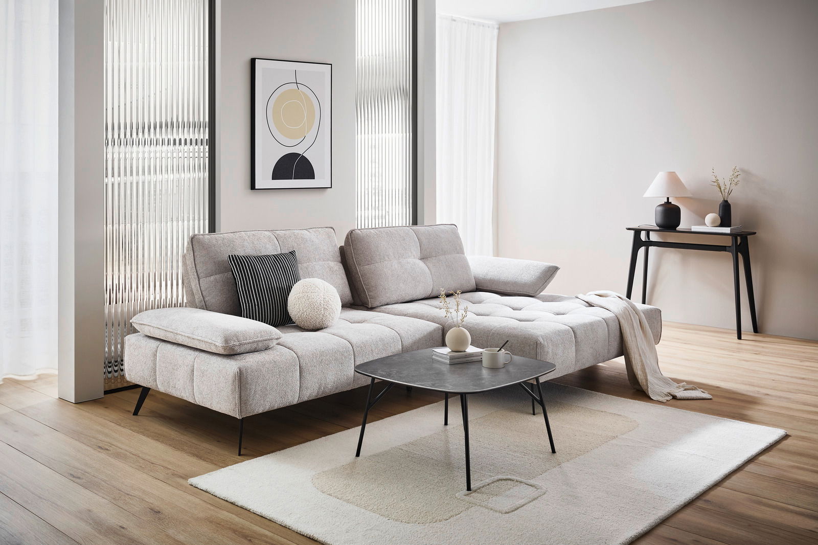 Moderne Longchairkombination in einem stilvollen Wohnzimmer, seitliche Perspektive