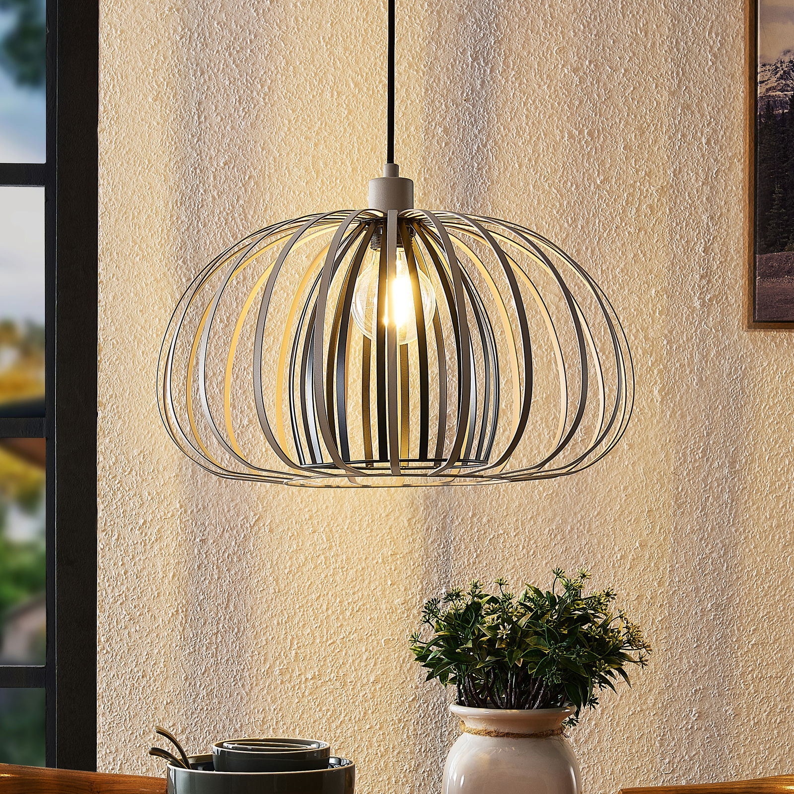 Moderne Hängeleuchte mit metallischem Käfigdesign, seitliche Perspektive