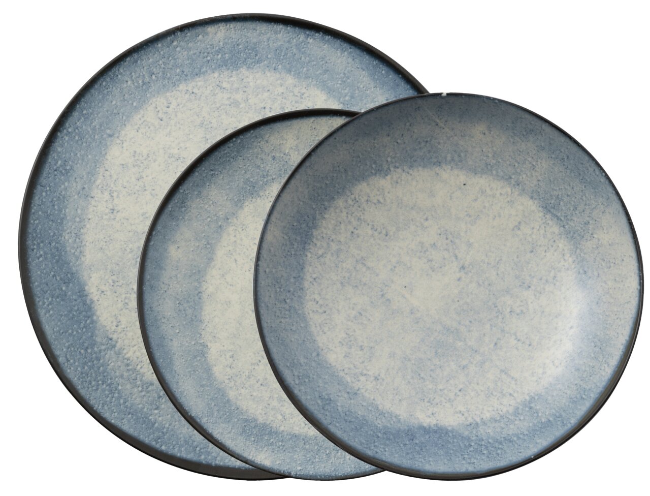 Drei übereinander gestapelte Teller in einem matten See-Blau-Farbton, von oben betrachtet.