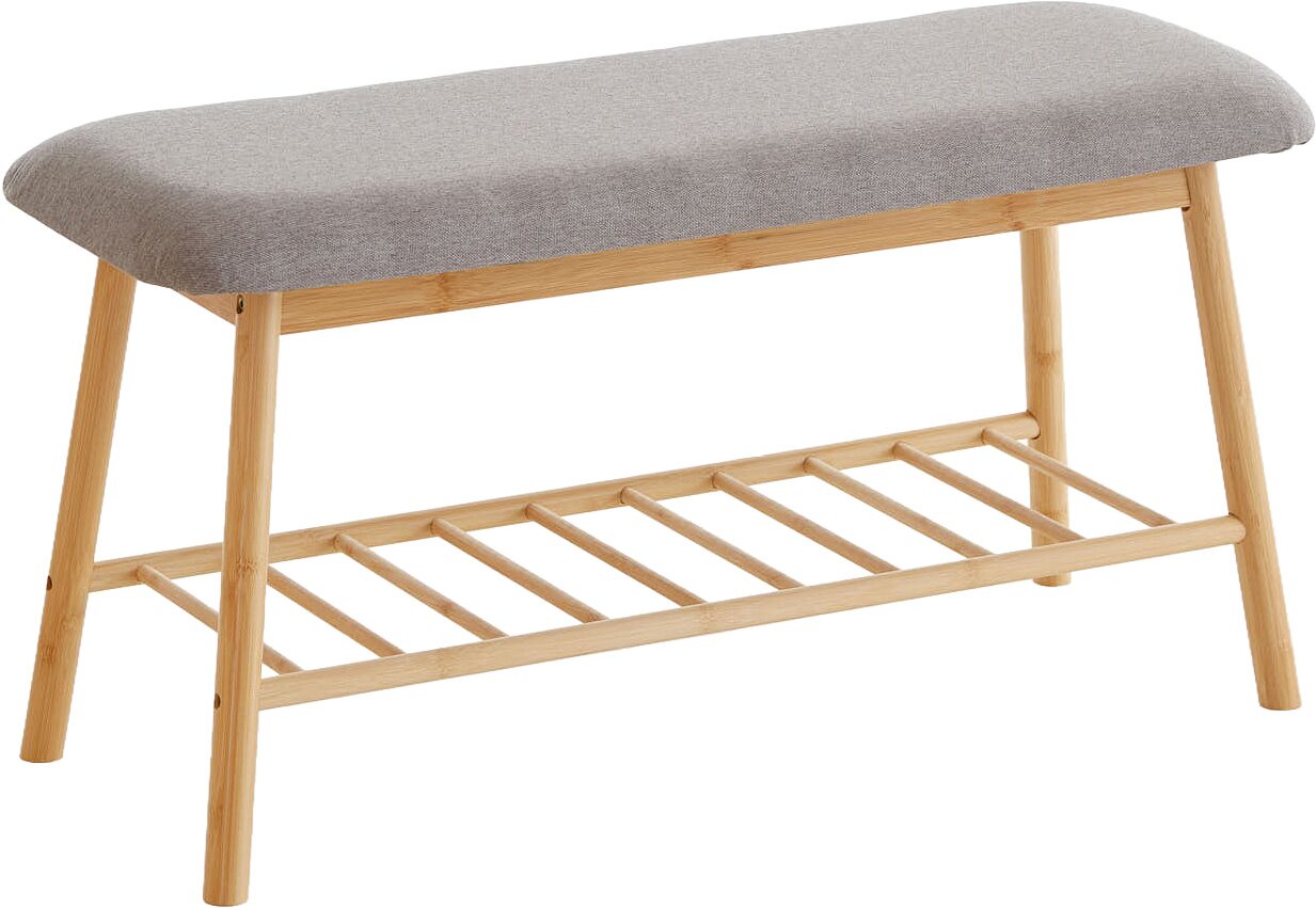 MID.YOU Sitzbank SMALL Gepolsterte Sitzbank mit grauem Stoffbezug und hellem Holzgestell inklusive Ablagegitter, freigestellt auf weißem Hintergrund, in schräger Seitenansicht von vorn.