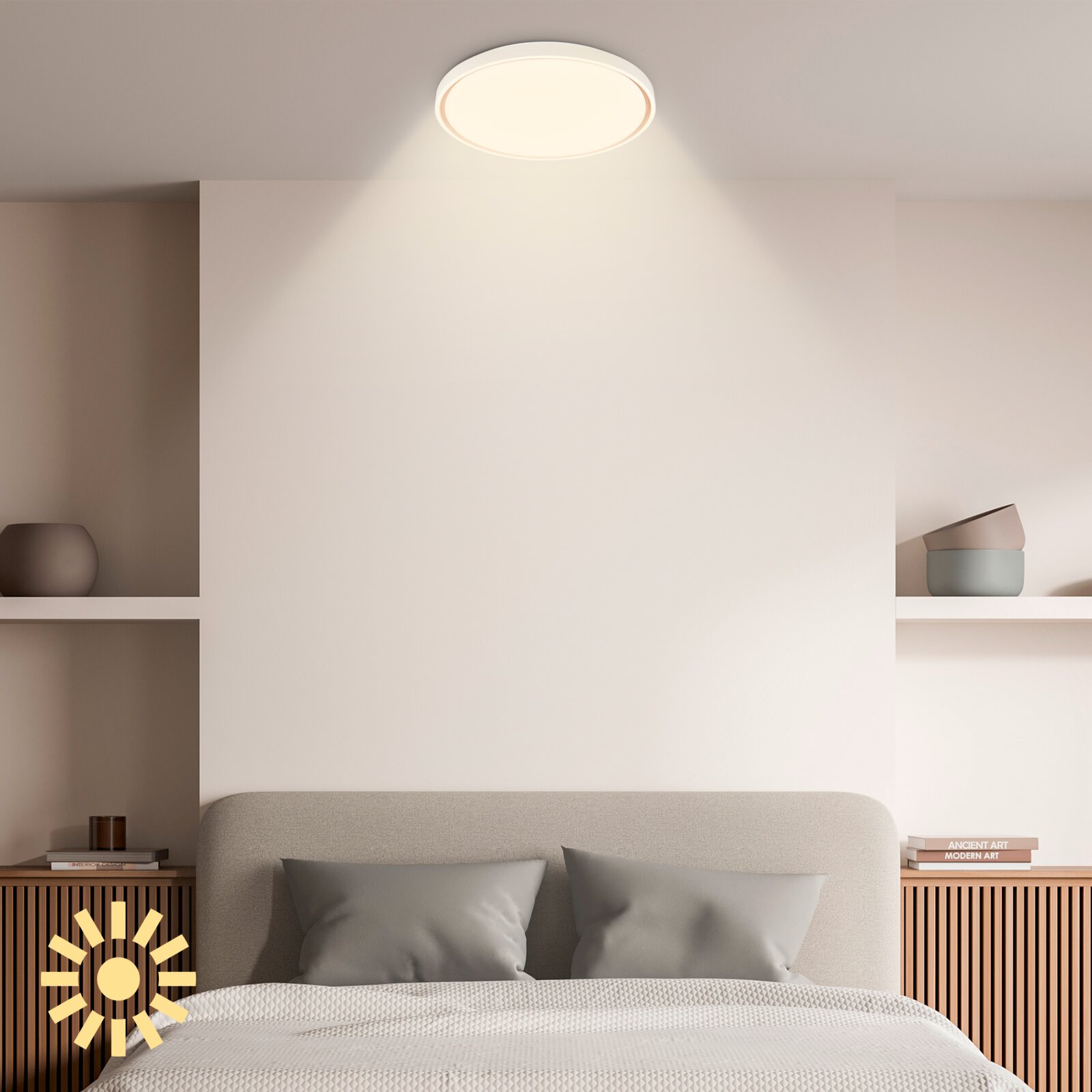 Ronde witte plafondlamp met warm licht in een moderne slaapkamer, vanuit een schuin vooraanzicht van onderen bekeken.