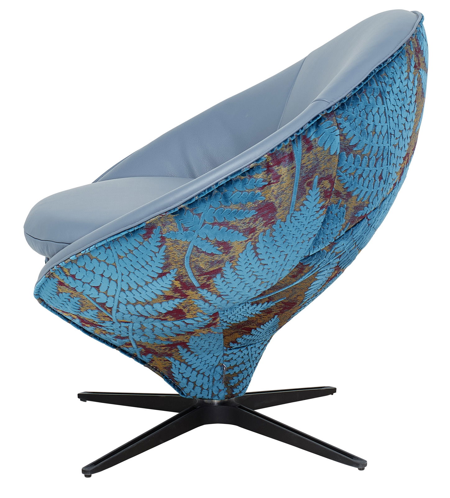 Moderner Sessel mit blauem Lederbezug und floralem Muster auf der Rückseite, seitliche Perspektive