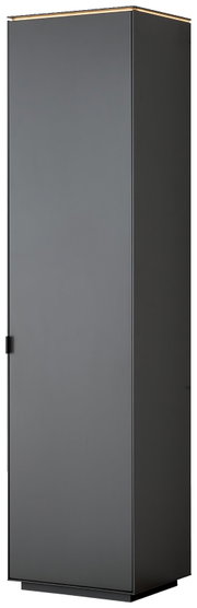 Hoher, schlanker Schrank in mattem Anthrazit/Schwarz mit durchgehender Fronttür und warmem LED-Lichtband am oberen Rand, freistehend auf Sockel, Ansicht schräg von vorne (3/4-Perspektive).