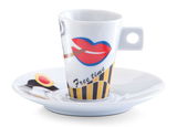 Espresso-Tasse mit buntem Design, Lippenmotiv und der Aufschrift 'Free time', seitliche Perspektive