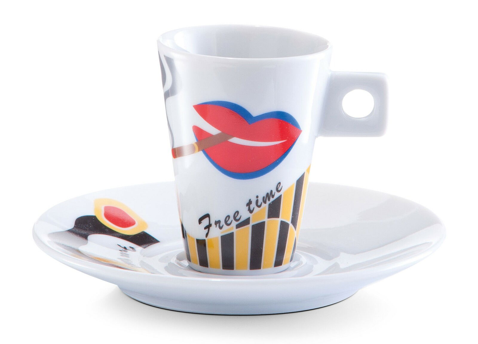 Espresso-Tasse mit buntem Design, Lippenmotiv und der Aufschrift 'Free time', seitliche Perspektive