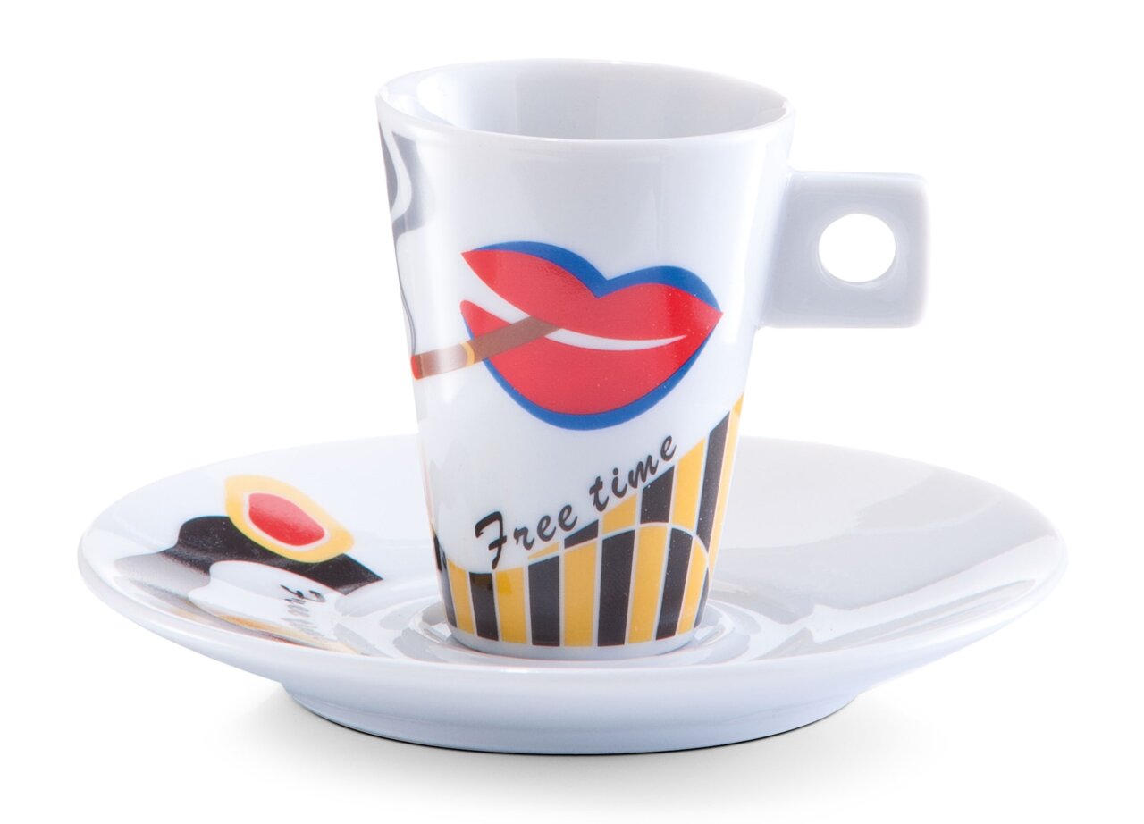 Espresso-Tasse mit buntem Design, Lippenmotiv und der Aufschrift 'Free time', seitliche Perspektive