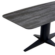 Moderner Esstisch mit rechteckiger, dunkler Tischplatte und zentralem Standfuß, seitliche Perspektive