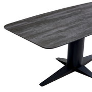 Moderne eettafel met een rechthoekig, donker tafelblad en een centrale poot, gezien vanaf de zijkant
