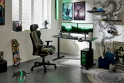 Modernes Gaming-Setup mit höhenverstellbarem Schreibtisch, Dual-Monitoren, schwarzem Gaming-Stuhl mit gelben Akzenten und PC-Tower mit grüner RGB-Beleuchtung; Perspektive: seitliche Frontansicht des gesamten Arbeitsplatzes.