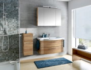 Moderne Badezimmermöbel in Holzoptik mit Waschbecken und Spiegel, seitliche Perspektive