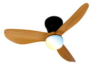 Deckenventilator mit drei Holzflügeln und integrierter Kugel-Leuchte, schwarzes Motorgehäuse, Ansicht von unten in leichter Schrägperspektive