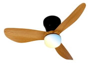 Deckenventilator mit drei Holzflügeln und integrierter Kugel-Leuchte, schwarzes Motorgehäuse, Ansicht von unten in leichter Schrägperspektive