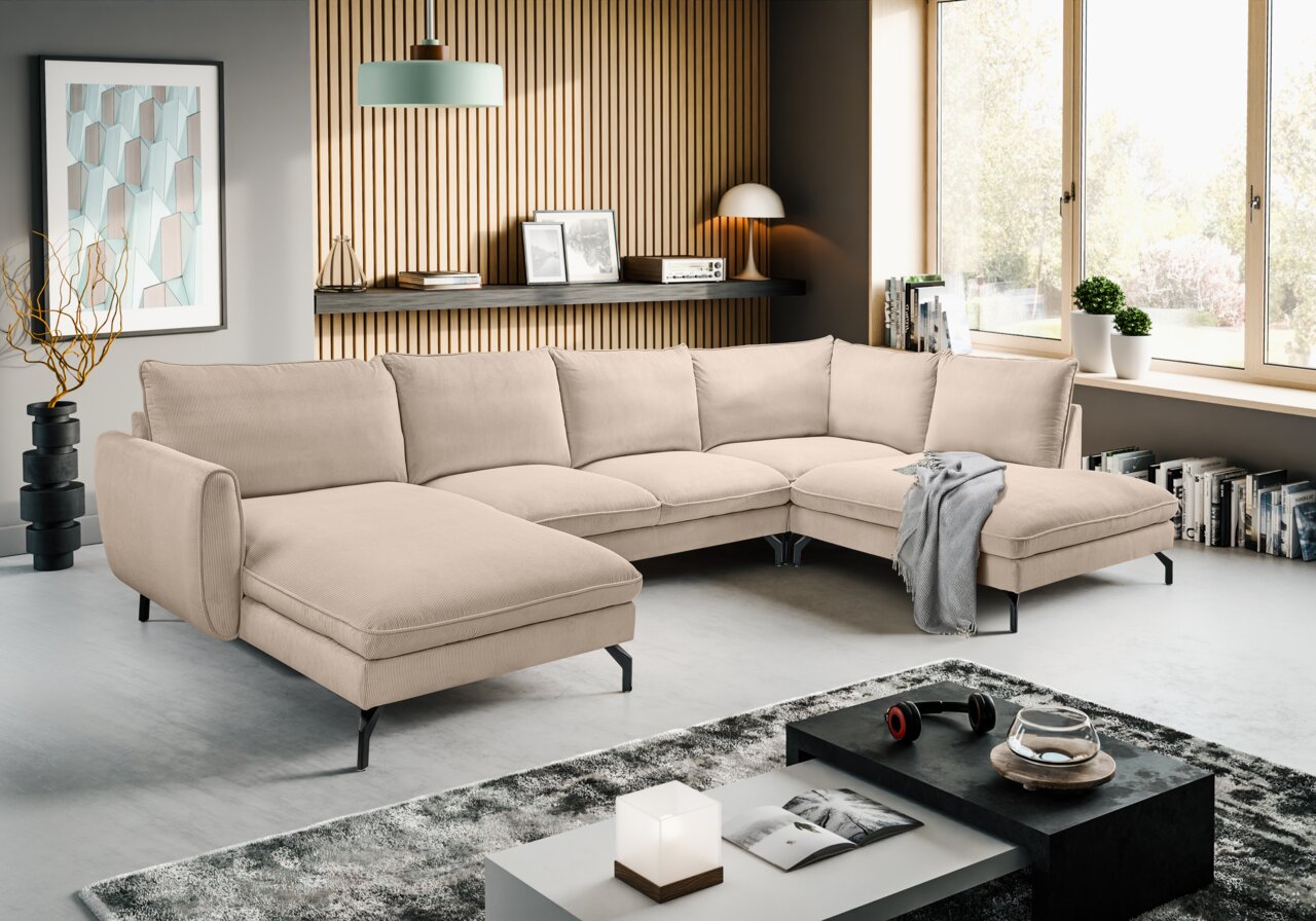 MID.YOU Ecksofa TORONTO Beiges, modernes U-förmiges Ecksofa mit Cordbezug, breiten Sitzkissen und schwarzen Metallfüßen im hellen Wohnzimmer; Perspektive: frontale 3/4-Ansicht von leicht links.