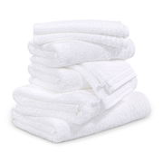 Stapel von weißen Handtüchern, seitliche Perspektive