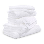 Stapel von weißen Handtüchern, seitliche Perspektive