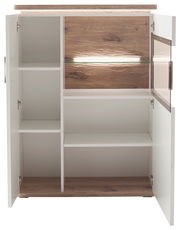 Offenes Highboard mit Holz- und Glaselementen, Innenbeleuchtung und mehreren Fächern, frontale Ansicht