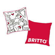 Zwei Kissenhüllen, eine mit einem schwarz-weißen Gesichtsmuster und roten Akzenten, die andere in schlichtem Rot mit dem weißen Schriftzug 'BRITTO'. Perspektive: Draufsicht.