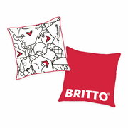 Zwei Kissenhüllen, eine mit einem schwarz-weißen Gesichtsmuster und roten Akzenten, die andere in schlichtem Rot mit dem weißen Schriftzug 'BRITTO'. Perspektive: Draufsicht.