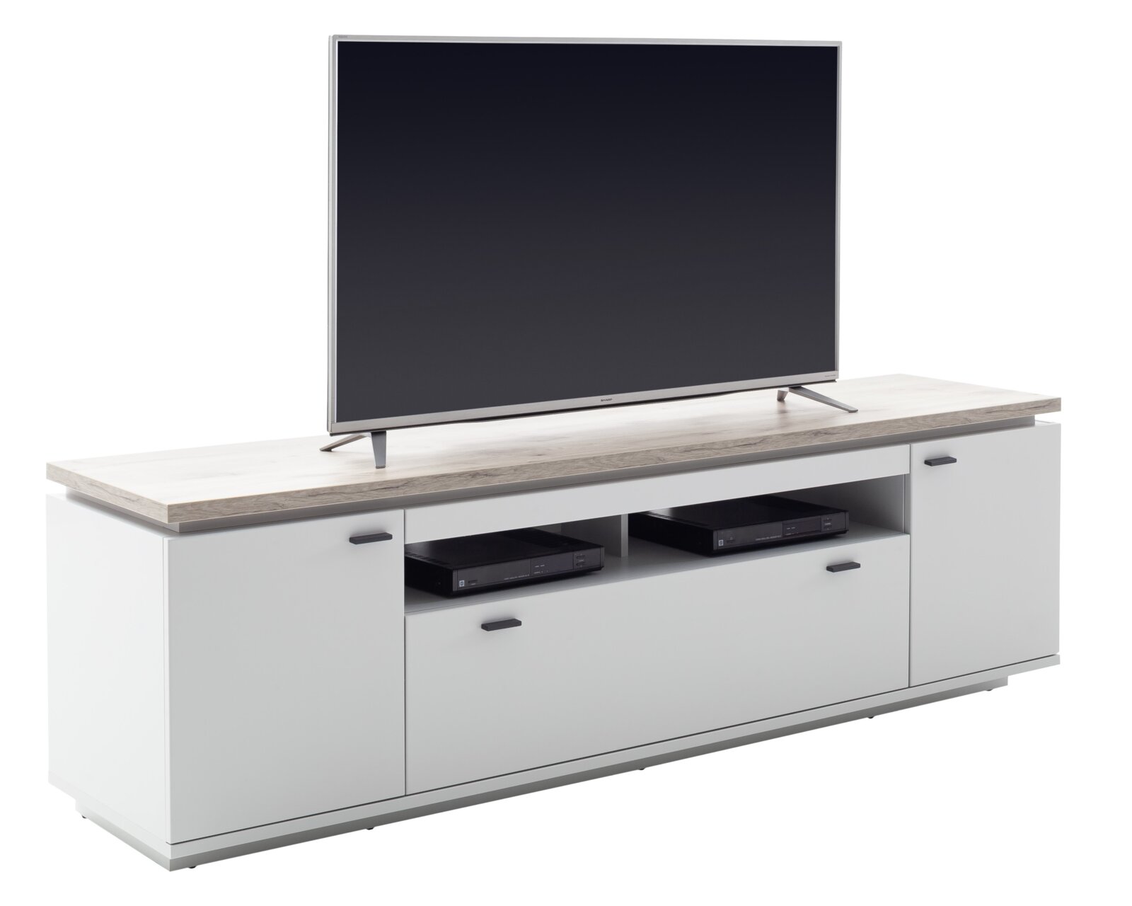 Modern tv-lowboard in wit met een bovenblad in houtlook, twee deuren, een lade en open vakken, met een platte tv erop; perspectivisch vooraanzicht, licht van rechts
