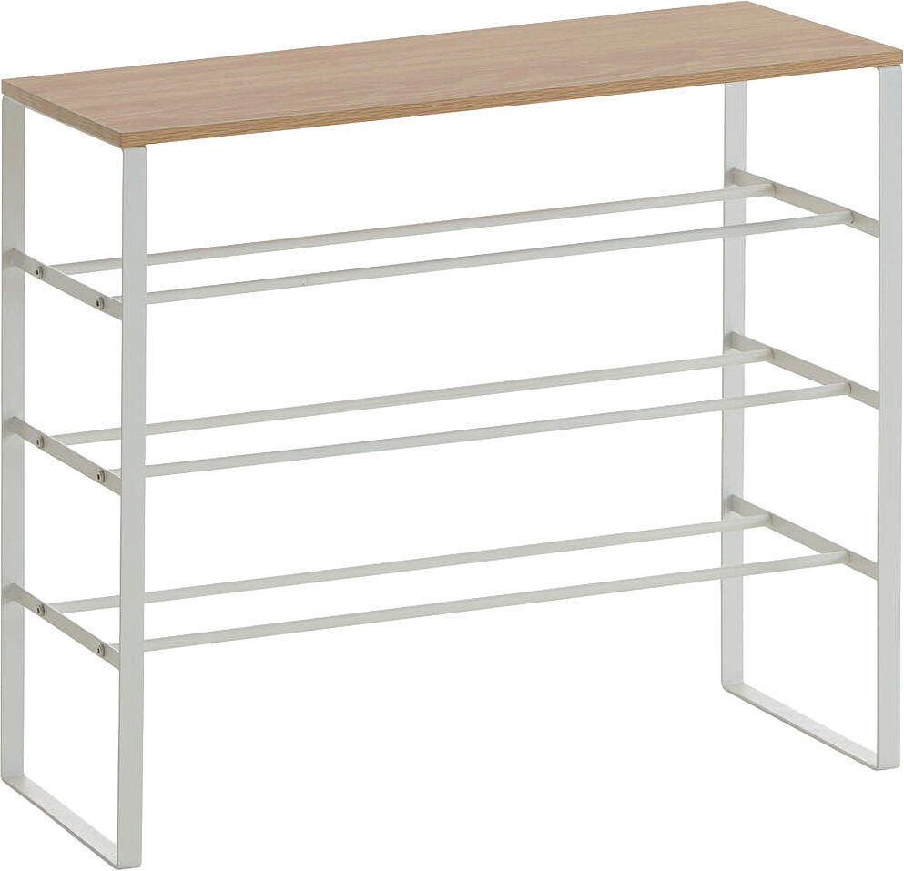 Schmales Schuhregal mit heller Holzablage und weißem Metallgestell mit drei Ebenen, freigestellt auf weißem Hintergrund, Ansicht schräg von vorne